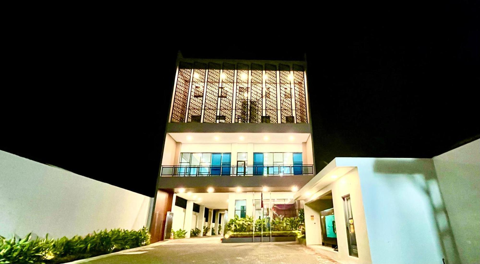 Front One Hotel Gombong Gombong  Exterior photo