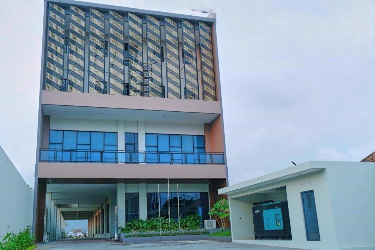 Front One Hotel Gombong Gombong  Exterior photo