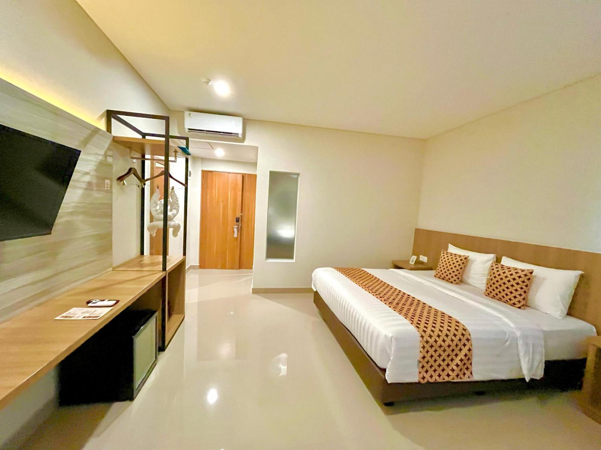 Front One Hotel Gombong Gombong  Exterior photo